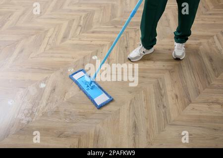 Janitor professionale per la pulizia di pavimenti in parquet con lucidatrice  interna, primo piano Foto stock - Alamy