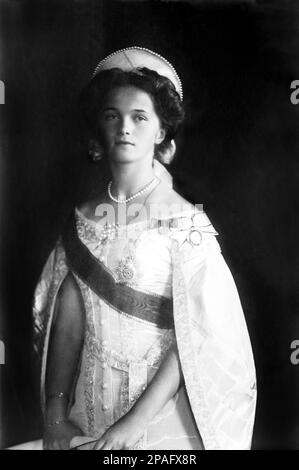 1911 : The russian Grand Duchess OLGA of Russia ( 1895 - 1918  ), daughter of Tsar Nicholas II ROMANOV of Russia and Alexandra Fyodorovna . Sister of Grand Duke Tsarevich ALEXEI Nikolaevich  ( 1904 - 1918 ) and  Marie , Anastasia and Tatiana  - foto storiche - foto storica - portrait - ritratto - Nobiltà   - MARIA - nobility - nobili  - nobile - BELLE EPOQUE  - RUSSIA - TZAR - RUSSIA - ROMANOFF - ROMANOV - collana di perle - pearls necklace  - raso - satin - chignon ----      ARCHIVIO GBB Stock Photo