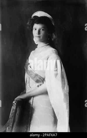 1911 : The russian Grand Duchess TATIANA  of Russia (  1897 - 1918  ), daughter of Tsar Nicholas II ROMANOV of Russia and Alexandra Fyodorovna . Sister of Grand Duke Tsarevich ALEXEI Nikolaevich  ( 1904 - 1918 ) and  Marie , ANASTASIA and OLGA  - foto storiche - foto storica - portrait - ritratto - Nobiltà   - MARIA - nobility - nobili  - nobile - BELLE EPOQUE  - RUSSIA - TZAR - RUSSIA - ROMANOFF - ROMANOV -  bambina - child - children - bambino - bambini  - collana di perle - pearls necklace ----      ARCHIVIO GBB Stock Photo