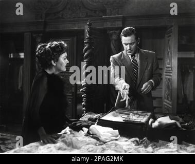 1951 : The movie actress GLORIA SWANSON ( Chicago 1898 - New York 1983 ) as Norma Desmond in SUNSET BOULEVARD ( Viale del Tramonto ) by Billy Wilder, with WILLIAM HOLDEN , costume by Edith HEAD , Paramount pubblicity still - FILM - CINEMA - attrice cinematografica - VAMP -  DIVA - DIVINA - DIVINE - Hollywood on Hollywood - assassina - killer  - fool - mad - pazza - pazzo - matto - malato di mente ----      ARCHIVIO GBB Stock Photo