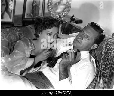 1951 : The movie actress GLORIA SWANSON ( Chicago 1898 - New York 1983 ) as Norma Desmond in SUNSET BOULEVARD ( Viale del Tramonto ) by Billy Wilder, with WILLIAM HOLDEN , costume by Edith HEAD , Paramount pubblicity still - FILM - CINEMA - attrice cinematografica - VAMP - DIVA - DIVINA - DIVINE - Hollywood on Hollywood -  embrace - abbraccio - gigolo' - lovers - amanti - innamorati   ----      ARCHIVIO GBB Stock Photo