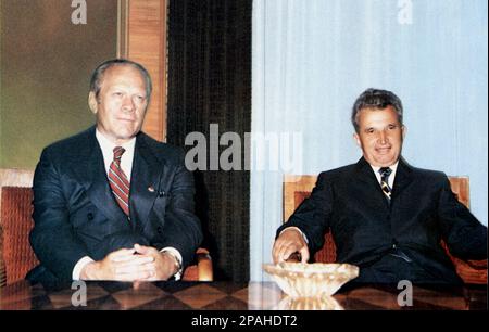 The Romania politician  and dictator NICOLAE CEAUSESCU ( January 26, 1918 – December 25, 1989 ) with United States President GERALD FORD ( 1913 – 2006 ). Ceausescu was the leader of Romania from 1965 until December 1989, when a revolution and coup removed him from power. The revolutionaries held a two hour trial and sentenced him to death for crimes against the state, genocide, and ' undermining the national economy.' The hasty trial has been criticized as a kangaroo court  His subsequent execution marked the final act of the Revolutions of 1989  - ROMANIA - POLITICO - POLITICA - POLITIC - SOC Stock Photo