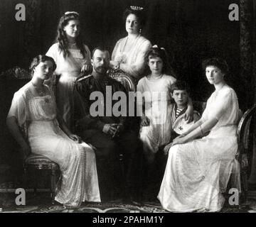 1911 :  The russian Tsar NICHOLAS II of Russia ( 1868– 1918)  with wife Empress Tsarina ALEXANDRA FYODOROVNA ( Feodorovna , Alix of Hesse and by Rhine 1872 - dead the day  17 July 1918 with all the royal family ). In this photo with sons  : crownprince Grand Duke Tsarevich ALEXEI Nikolaevich ROMANOV ( born 1904 ),  MARIE ( Maria , born 1899 ), TATIANA ( born 1897 ), ANASTASIA ( born 1901 ) and OLGA (born  1895 )- HISTORY  foto storiche - foto storica   - portrait - ritratto - nobilta'  - nobility - nobili  - nobile - BELLE EPOQUE  - RUSSIA - ZAR - Czar - Tsarine -   TZARINA - ZARINA  - RUSSIA Stock Photo