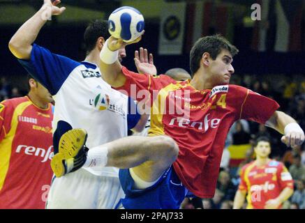 Spain's Julen Aguinagalde Akizu in action during the Group 2 match between Spain and France in the European Handball Championships in Trondheim, Norway Tuesday, Jan. 22, 2008. (AP Photo / Thomas Rasmus Skaug / SCANPIX) ** NORWAY OUT **