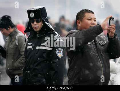 a-chinese-police-officer-