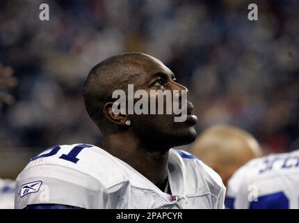 Dallas Cowboys receiver Terrell Owens, left, talks with quarterback Tony  Romo, right, during football training camp in San Antonio, Thursday, July  26, 2007. (AP Photo/Eric Gay Stock Photo - Alamy