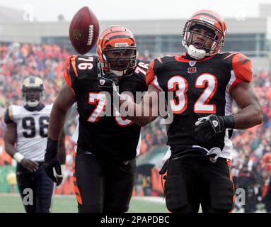 Cincinnati Bengals - Browns Bengals Football Halfback Rudi Johnson #32 of  the Cincinnati Bengals makes a move on a running play against the Cleveland  Browns on December 11, 2005 at Paul Brown