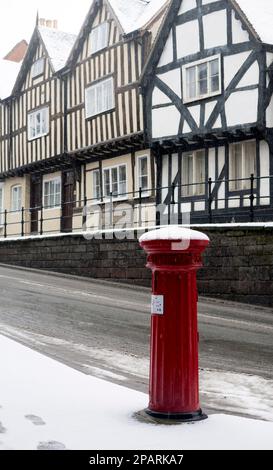 Victorian post box in snowy weather, Westgate, Warwick, Warwickshire, UK Stock Photo