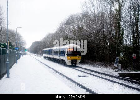 Chiltern Railways class 165 diesel train in snowy weather, approaching Warwick station, Warwickshire, UK Stock Photo