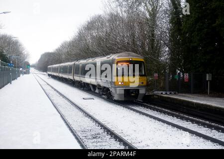 Chiltern Railways class 168 diesel train in snowy weather, approaching Warwick station, Warwickshire, UK Stock Photo