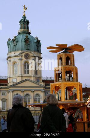 Weihnachtsmarkt Vor Dem Schloß Charlottenburg, Berlin, Deutschland ...