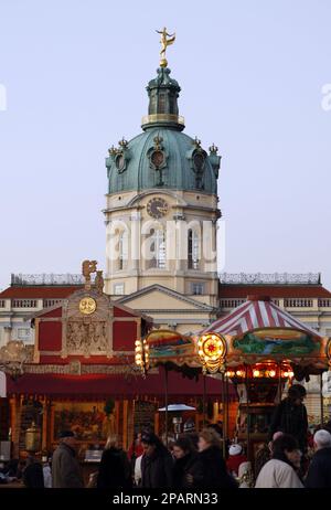 Weihnachtsmarkt Vor Dem Schloß Charlottenburg, Berlin, Deutschland ...