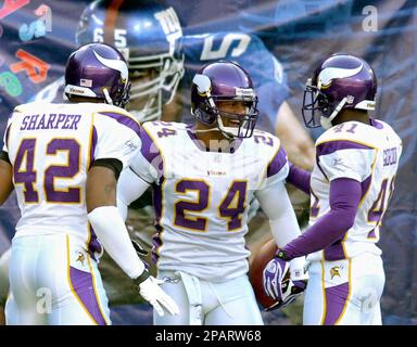 09 November 2008: Green Bay Packers wide receiver Greg Jennings (85)  carries the ball against Minnesota Vikings safety Darren Sharper (42) and  cornerback Charles Gordon (41). The Minnesota Vikings defeated the Green