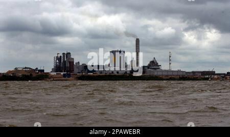 https://l450v.alamy.com/450v/2pawebr/the-finnish-botnia-pulp-mill-is-seen-in-fray-bentos-uruguay-saturday-nov-10-2007-uruguays-president-tabare-vazquez-authorized-the-startup-of-the-botnia-wood-pulp-plant-friday-triggering-complaints-by-argentinas-government-and-protests-by-argentine-residents-who-claim-the-plant-will-pollute-the-river-ap-photoivan-fernandez-2pawebr.jpg