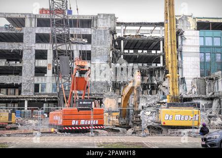 Brussels, Brabant, Belgium 03 09 2023 Wide angle shot on heavy industry demolition work on office blocks in Brussels, Havenlaan Stock Photo