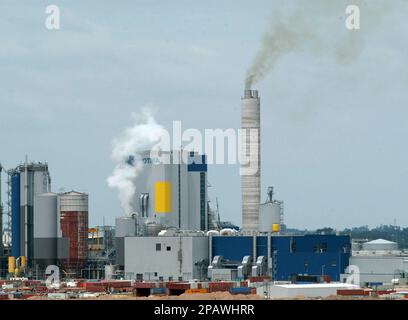 https://l450v.alamy.com/450v/2pawhrr/the-finnish-botnia-pulp-mill-is-seen-in-fray-bentos-uruguay-friday-nov-9-2007-president-tabare-vazquez-has-authorized-the-startup-of-the-botnia-wood-pulp-plant-on-uruguays-river-border-with-argentina-triggering-renewed-objections-friday-from-buenos-aires-about-a-project-that-has-repeatedly-tested-relations-between-the-two-neighbors-for-two-yearsap-photoricardo-santellan-2pawhrr.jpg