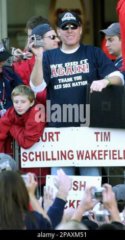 Boston Red Sox pitcher Curt Schilling, center, arrives for a charity event  with his wife Schonda and son Garrison, Monday, July 7, 2008, in Randolph,  Mass. (AP Photo/Michael Dwyer Stock Photo - Alamy