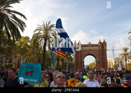 BARCELONA, SPAIN. 10. October 2017. Supporters of Catalan independence gather before the Catalan Parliament for a speach by the regions president Char Stock Photo