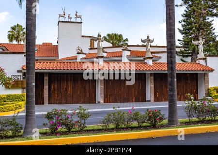 Zapopan, Jalisco Mexico. January 1, 2023. Empty vehicular avenue, median strip or central reservation, facades of residential houses with Christmas de Stock Photo