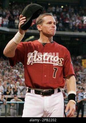 Houston Astros Craig Biggio (7) acknowledges the crowd before stepping into  the batters box in the first inning against the Los Angeles Dodgers in the  first inning at Minute Maid Park in