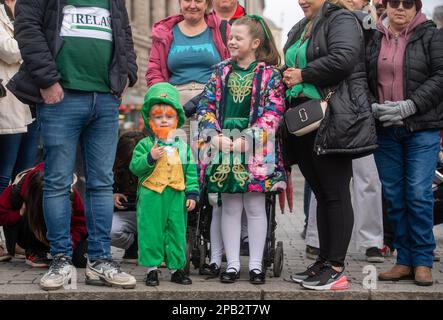 Jeff Moore - Sienna aged 8 and 2 year old Jason  dressed as a leprechaun watch the St Patrick’s Day Festival parade in London. 12/03/2023 Stock Photo