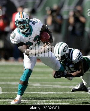 New York Jets Erik Coleman tries to bring down Philadelphia Eagles