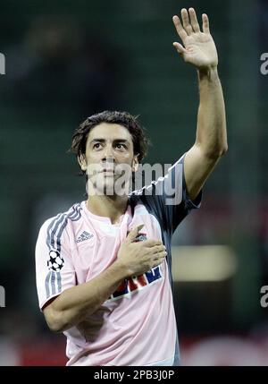 Benfica's midfielder Manuel Rui Costa of Portugal waves to AC Milan supporters at the end of a Champions League, Group D soccer match between AC Milan and Benfica at the San Siro stadium, in Milan, Italy, Tuesday, Sept.18, 2007. Milan won 2-1. (AP Photo/Luca Bruno)