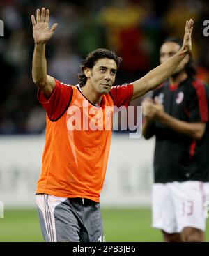 Benfica's Manuel Rui Costa of Portugal waves to AC Milan supporters prior the start of a Champions League, Group D soccer match between AC Milan and Benfica at the San Siro stadium, in Milan, Italy, Tuesday, Sept.18, 2007. (AP Photo/Luca Bruno)
