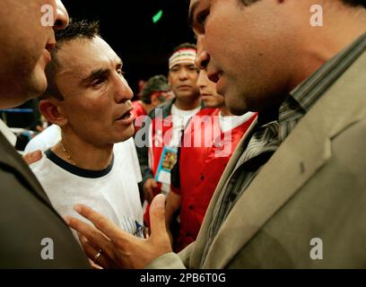 Dominican champion Juan Guzman, left,and his U.S. challenger