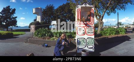 The Automatic Human Jukebox, American musician Grimes Poznikov playing a trumpet for tourists on Fisherman’s Wharf in San Francisco, California 1986. Stock Photo