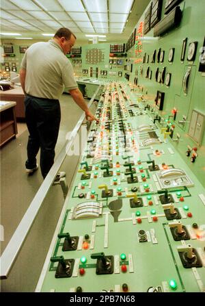 https://l450v.alamy.com/450v/2pb7n68/file-a-technician-checks-the-control-panel-at-the-vermont-yankee-nuclear-power-plant-in-vernon-vt-in-this-december-1997-file-photo-about-230-workers-at-the-vermont-yankee-nuclear-power-plant-could-go-on-strike-if-a-new-contract-with-the-plants-owners-cant-be-reached-by-midnight-sunday-aug-19-2007-ap-phototoby-talbot-file-2pb7n68.jpg