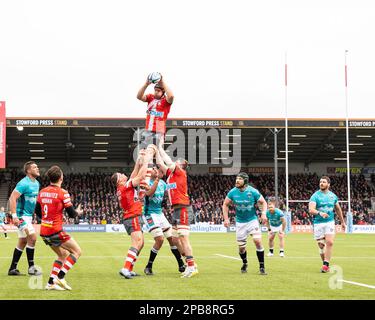 Gloucester Rugby secure the line out ball during the Premiership Rugby ...