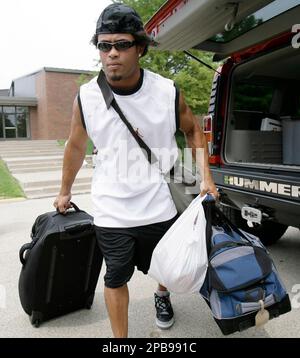 Chicago Bears safety Mike Brown tackles Philadelphia Eagles