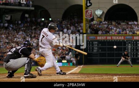 Houston Astros' Craig Biggio acknowledges the crowd at a baseball game  against the Colorado Rockies Friday, June 29, 2007 in Houston. (AP  Photo/Pat Sullivan Stock Photo - Alamy