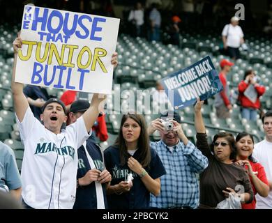 Seattle Mariners fans cheer their team after of a baseball game against the  Los Angeles Angels, Sunday, Oct. 3, 2021, in Seattle. (AP Photo/Elaine  Thompson Stock Photo - Alamy