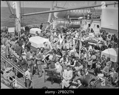 British migrants on the deck of the Georgic, bound for Australia, 1949, Norman Herfort, Pix Magazine Stock Photo