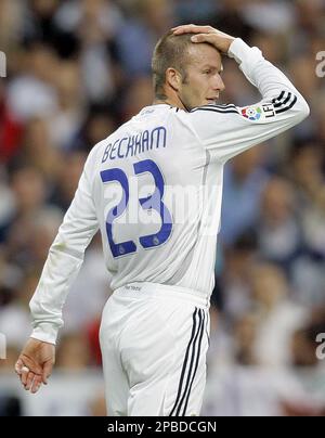 David Beckham gets the number '23' shirt from Real Madrid honourary  president Alfredo Di Stefano Stock Photo - Alamy