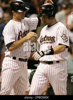 Houston Astros' Brad Ausmus swings the bat against the Pittsburgh Pirates  in Major League baseball Thursday, Aug. 10, 2006 in Houston. (AP Photo/Pat  Sullivan Stock Photo - Alamy