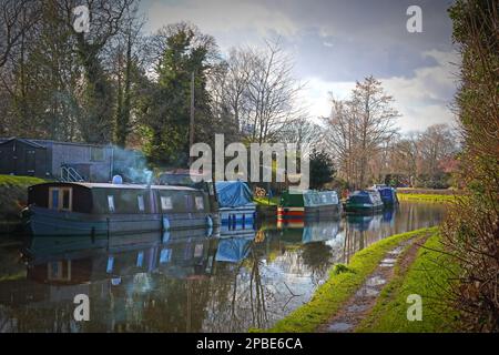 Stanny Lunt bridge barges,  Bridgewater Canal, Grappenhall, Warrington, Cheshire, England, UK, WA4 3EL Stock Photo