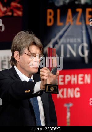 Best-selling author Stephen King at a signing session of his new book  Lisey's Story, Tesco, Lakeside, England, UK Stock Photo - Alamy