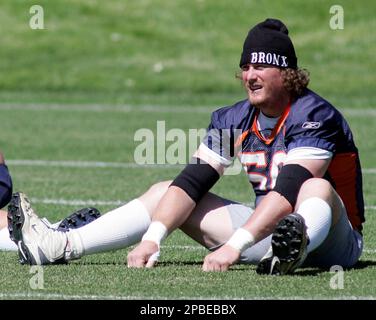 Denver Broncos' center Tom Nalen, center, confers with quarterbacks Patrick  Ramsey, left, and Jay Cutler during football training camp in Denver on  Saturday, July 26, 2008. (AP Photo/David Zalubowski Stock Photo - Alamy