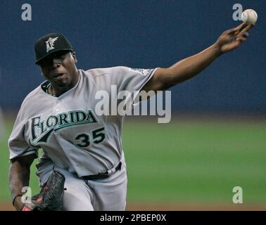 Florida Marlins starter Dontrelle Willis delivers a pitch during the first  inning of a spring training baseball game against the Baltimore Orioles,  Wednesday, March 7, 2007. (AP Photo/Charlie Riedel Stock Photo - Alamy