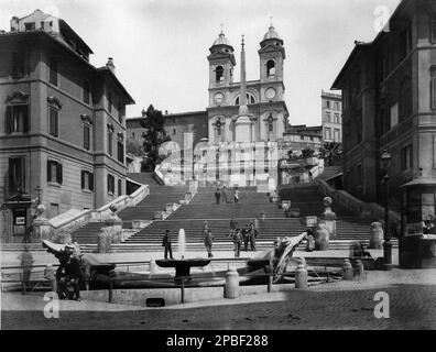 1895 ca. : Rome , Italy : The church CHIESA DELLA Trinità  DEI MONTI , the celebrated stairs to Piazza di Spagna ( built by Pope Sisto V , 1585 ), the BARCACCIA fountain by BERNINI and the house of poet KEATS  (right ) . Photo by Fratelli D'Alessandri . - ROMA - ITALIA - scale - scalinata - fontana - HISTORY - FOTO STORICHE - BELLE EPOQUE - GEOGRAFIA - GEOGRAPHY - edicola dei giornali - kiosk  -      ----  Archivio GBB Stock Photo