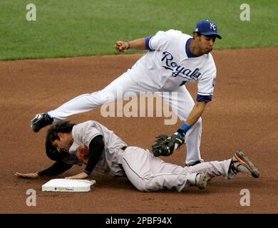 Kansas City Royals shortstop Tony Pena, left, takes the throw from