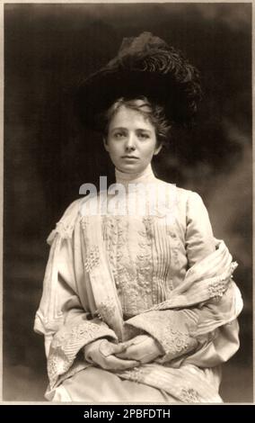 1895 ca , New York , USA : The american theatre stage actress MAUDE ADAMS ( 1972 - 1953 ). While the title of 'Best Actress of Her Day' almost indisputably belongs to Ethel Barrymore, Maude Adams was without a doubt its most beloved and most successful. To her legions of adoring fans she was best known as simply 'Maudie.' His most noted for her signature role, Peter Pan  by J. M. Barrie  - attrice - TEATRO - THEATER - DIVA - DIVINA - BROADWAY -  BELLE EPOQUE  - hat - cappello - feathers - piume - piuma - pizzo - lace - FASHION - MODA - guanti - gloves - BELLE EPOQUE  ----  Archivio GBB Stock Photo
