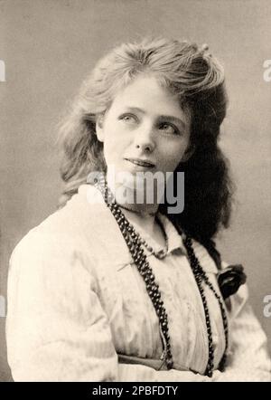 1900 ca , New York , USA : The american theatre stage actress MAUDE ADAMS ( 1972 - 1953 ). While the title of 'Best Actress of Her Day' almost indisputably belongs to Ethel Barrymore, Maude Adams was without a doubt its most beloved and most successful. To her legions of adoring fans she was best known as simply 'Maudie.' His most noted for her signature role, Peter Pan  by J. M. Barrie  - attrice - TEATRO - THEATER - DIVA - DIVINA - BROADWAY -  BELLE EPOQUE  - collana - necklace - FASHION - MODA - BELLE EPOQUE  ----  Archivio GBB Stock Photo