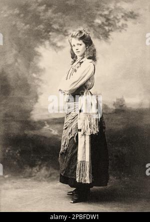 1898 ca , New York , USA : The american theatre stage actress MAUDE ADAMS ( 1972 - 1953 ). While the title of 'Best Actress of Her Day' almost indisputably belongs to Ethel Barrymore, Maude Adams was without a doubt its most beloved and most successful. To her legions of adoring fans she was best known as simply 'Maudie.' His most noted for her signature role, Peter Pan  by J. M. Barrie  - attrice - TEATRO - THEATER - DIVA - DIVINA - BROADWAY -  BELLE EPOQUE  - collana - necklace - BELLE EPOQUE  ----  Archivio GBB Stock Photo