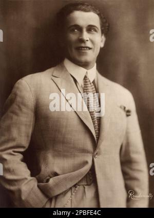 1920 c, GERMANY : The italian silent screen movie actor LUCIANO ALBERTINI ( 1882 - 1945 ), first SAMSON ( SANSONE ) of the screen . Photo by Rembrandt , Wienn . Celebrated for his role in SPARTACUS ( 1913 ) by Eugenio Testa . Also was the first Baron Frankenstein of the screen in italian movie IL MOSTRO DI FRANKENSTEIN ( 1921 ) by Like Harry Piel , from the novel by by Mary Shelley . His career as an actor came to an end with the advent of sound. Spent his last days in a mental asylum. - CINEMA MUTO - attore - collar - colletto - cravatta - tie - ritratto - portrait  - uomo forzuto - sportman Stock Photo