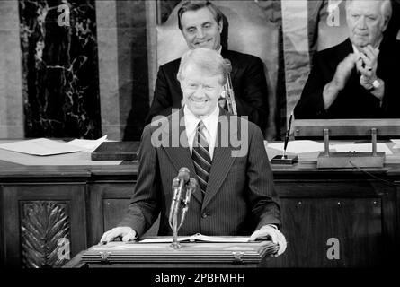 1978 , 18 september , USA : President Jimmy Carter addresses a Joint Session of Congress, announcing the results of the Camp David Accords, with Vice President Walter Mondale and Speaker of the House Tip O'Neill seated behind him. Begin and  egyptian president  Sadat present . Photo by  Warren K. Leffler . Official photo by White House Press Office - Presidente della Repubblica - USA - ritratto - portrait - cravatta - tie - collar - colletto  - UNITED STATES  - STATI UNITI  - smile - sorriso - conferenza di pace  ----  Archivio GBB Stock Photo