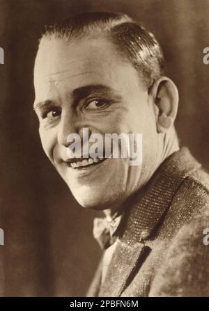 The movie actor LON CHANEY  Senior ( 1 April 1883 Colorado Springs, Colorado, USA - 26 August 1930  Hollywood, California, USA ) in WEST OF ZANZIBAR ( 1928 ) by Tod Browning - CINEMA MUTO - SILENT MOVIE - smile - sorriso - bow tie - cravatta - papillon  ----  Archivio GBB Stock Photo